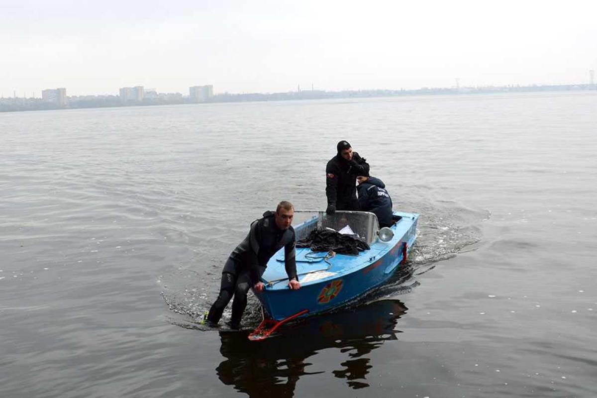 В Днепропетровске спасатели выловили из реки женщину, бросившуюся в воду с моста В Днепропетровске спасатели выловили из реки женщину, бросившуюся в воду с моста