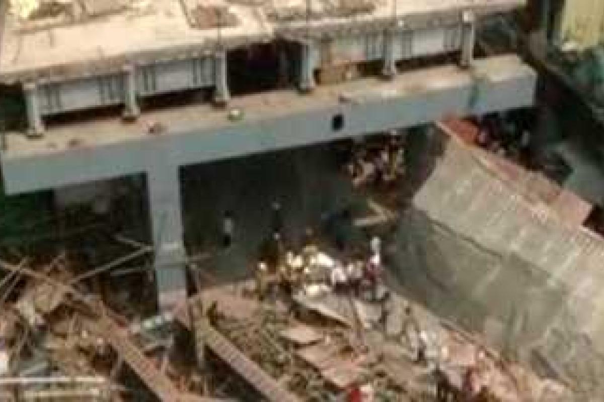 В Индии обрушилась эстакада, похоронив людей под обломками