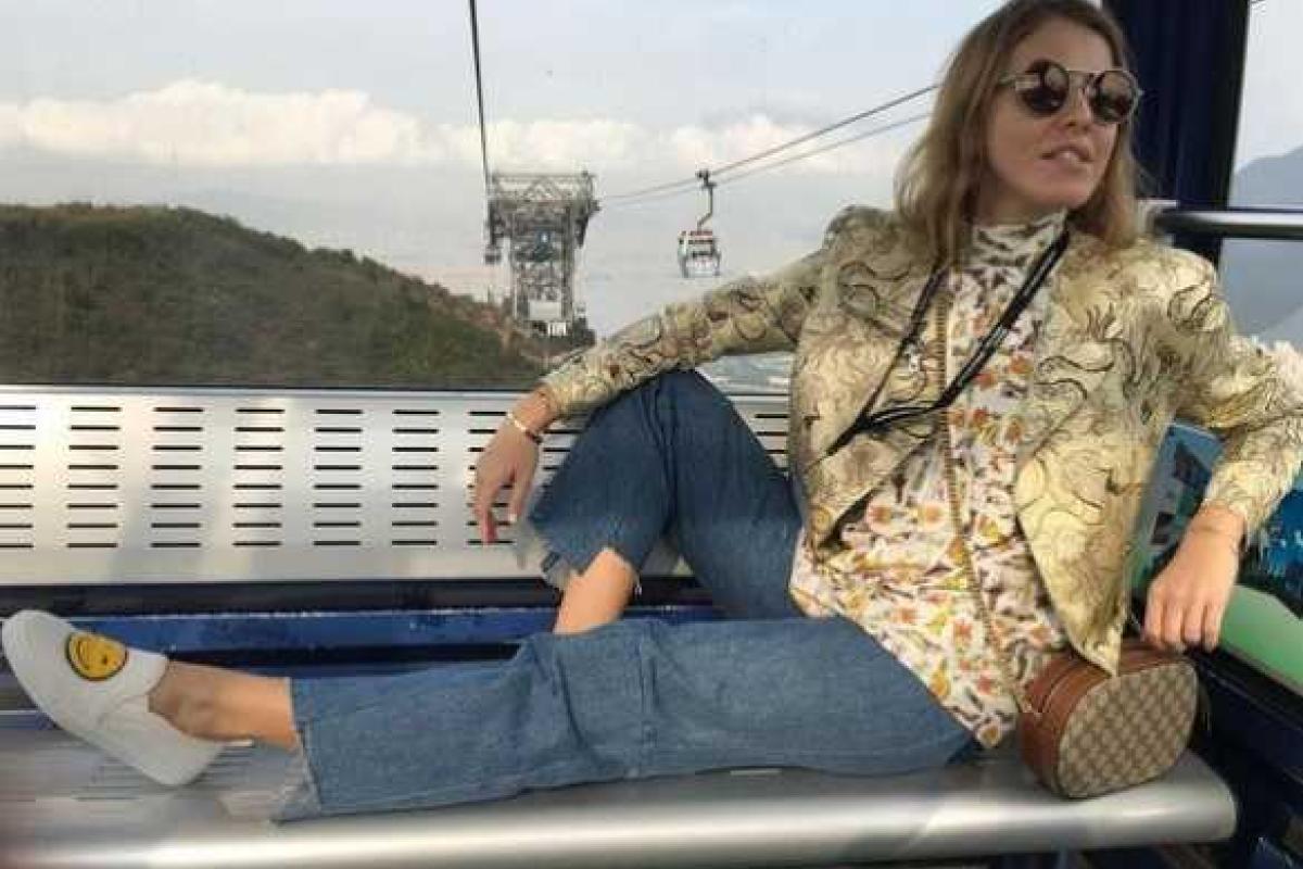 Ксения Собчак, отдыхая в Гонконге, сильно напугала китайцев, упав на пол в фуникулере