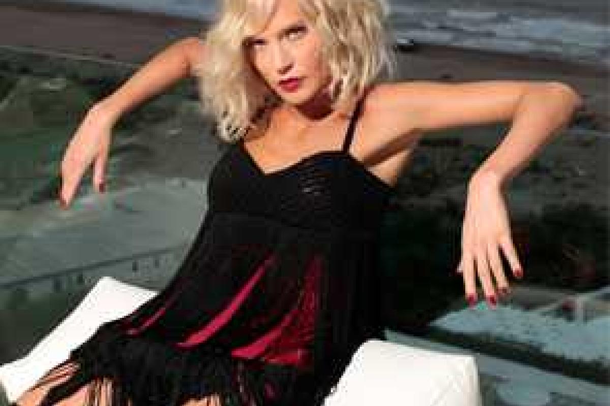 Певица Глюкоза продолжает дразнить поклонников сексуальными нарядами