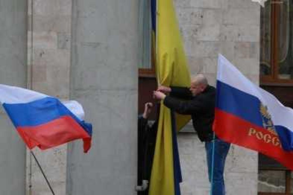 Начало "конца" в Донецке: два года назад митингующие впервые сорвали украинский флаг с ОГА Начало "конца" в Донецке: два года назад митингующие впервые сорвали украинский флаг с ОГА