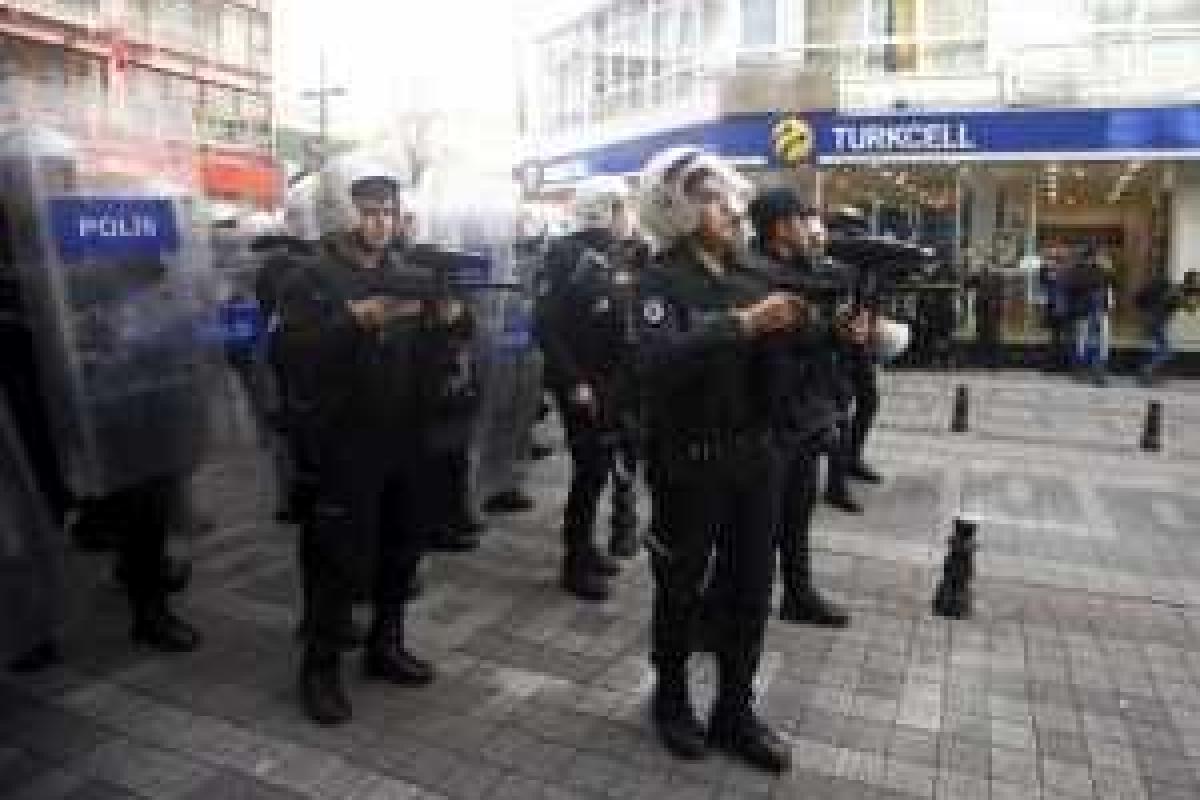 В Турции женщин, собравшихся на митинг, приуроченный к празднику 8 марта, разгоняла вооруженная полиция