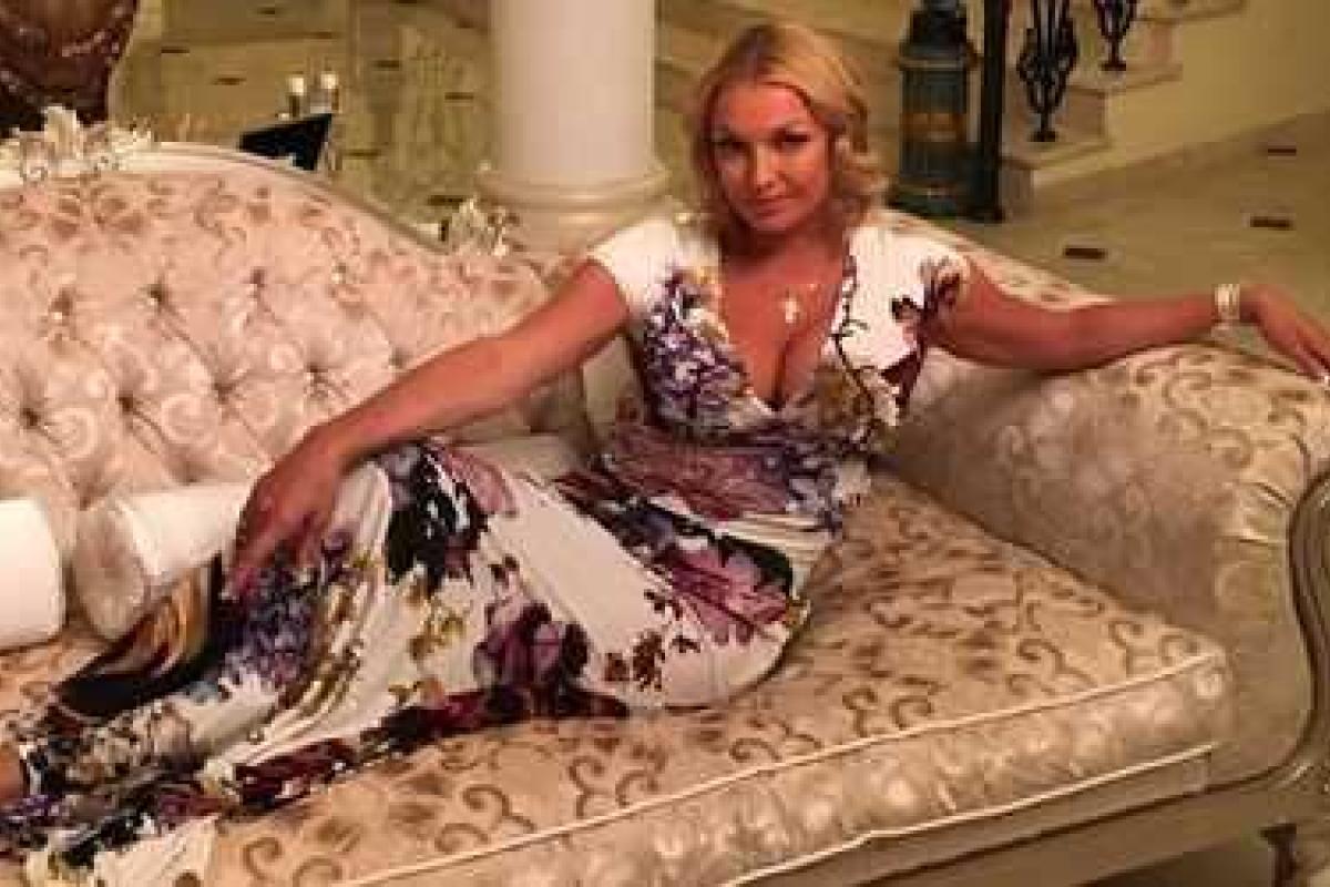 Обнаженная Анастасия Волочкова вновь порадовала своих фанатов шпагатом на морозе