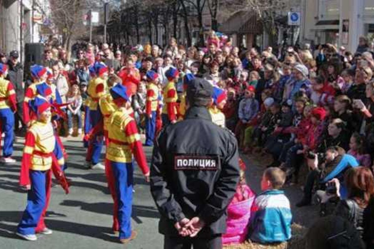 Масленица в Симферополе: блины и правопорядок охраняет вооруженная полиция с металлоискателями Масленица в Симферополе: блины и правопорядок охраняет вооруженная полиция с металлоискателями