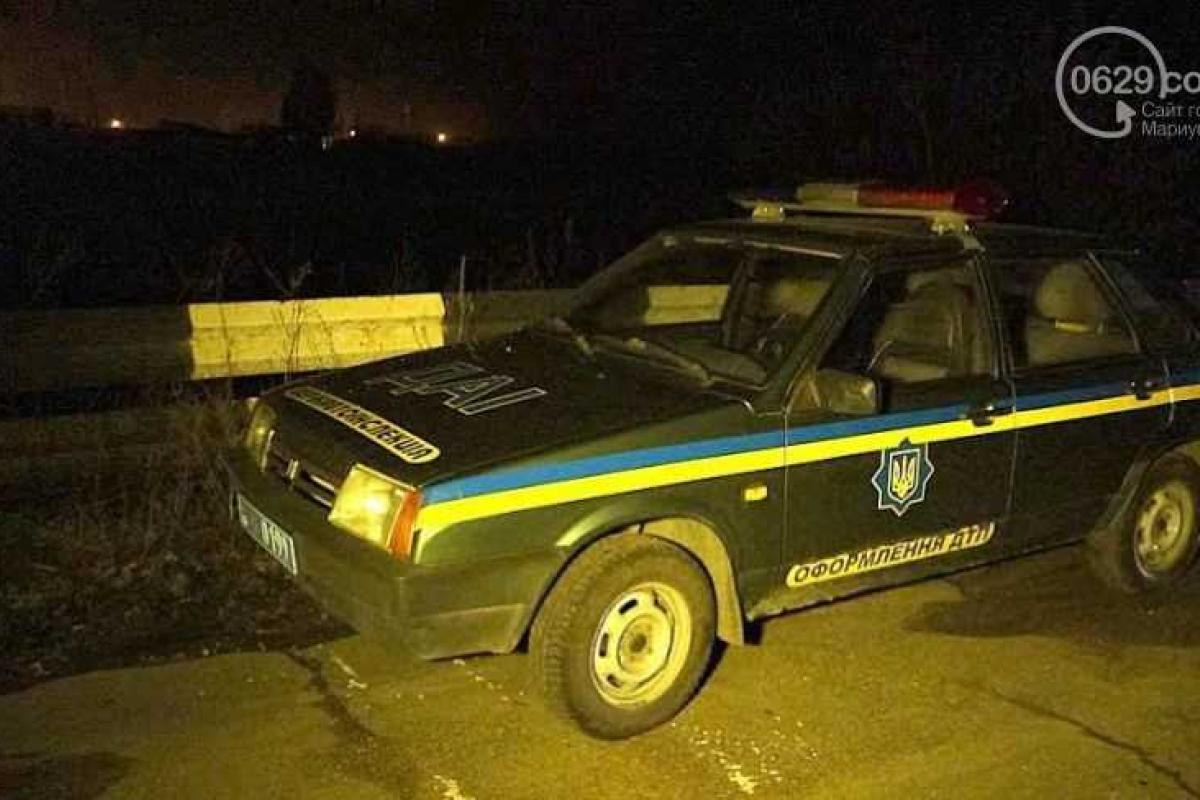 В Мариуполе автомобиль "Daewoo", пробив металлическое ограждение, слетел в кювет: водитель и пассажир живы