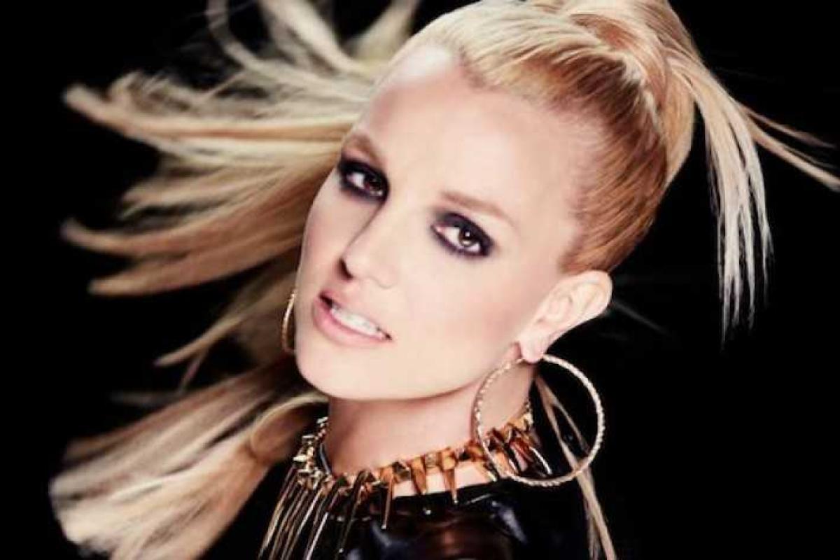 Бритни Спирс показала шикарную фигуру в купальнике