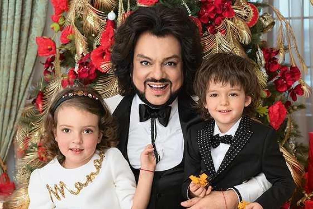 Филипп Киркоров признался, что мать его детей живет с ними под одной крышей Филипп Киркоров признался, что мать его детей живет с ними под одной крышей