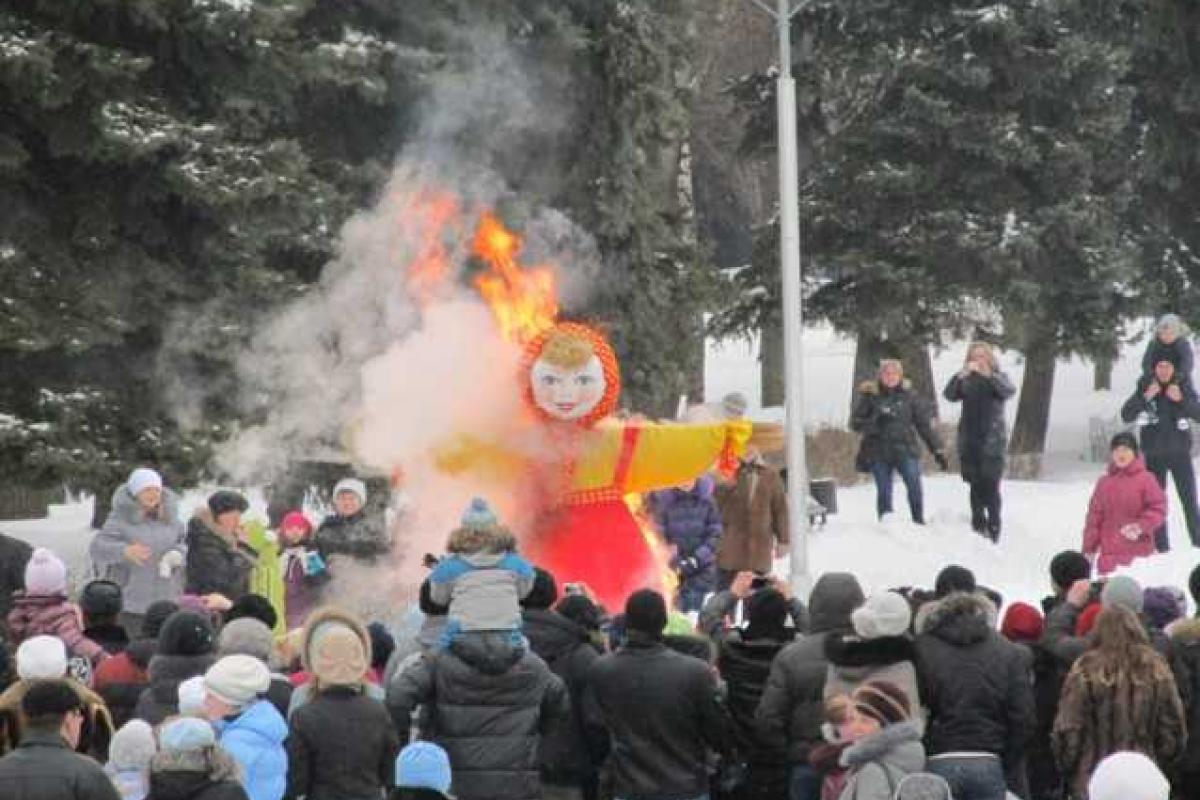 В российском городе Липецк на праздновании Масленицы для публики пекли блины в форме Крыма