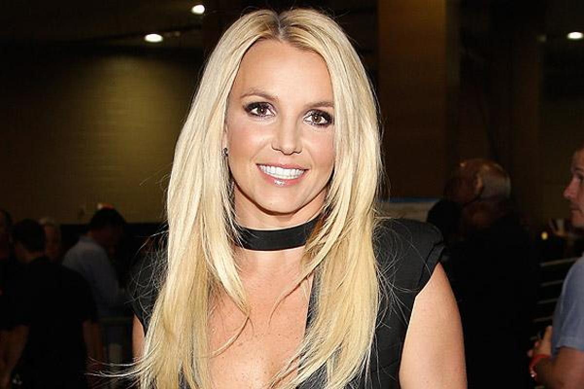 Бритни Спирс украсила обложку юбилейного 100-го выпуска журнала "V"