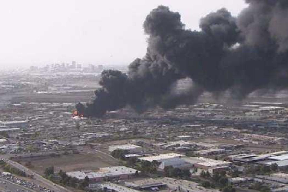 В американском Финиксе полыхает масштабный пожар на складах завода, занимающегося переработкой отходов В американском Финиксе полыхает масштабный пожар на складах завода, занимающегося переработкой отходов