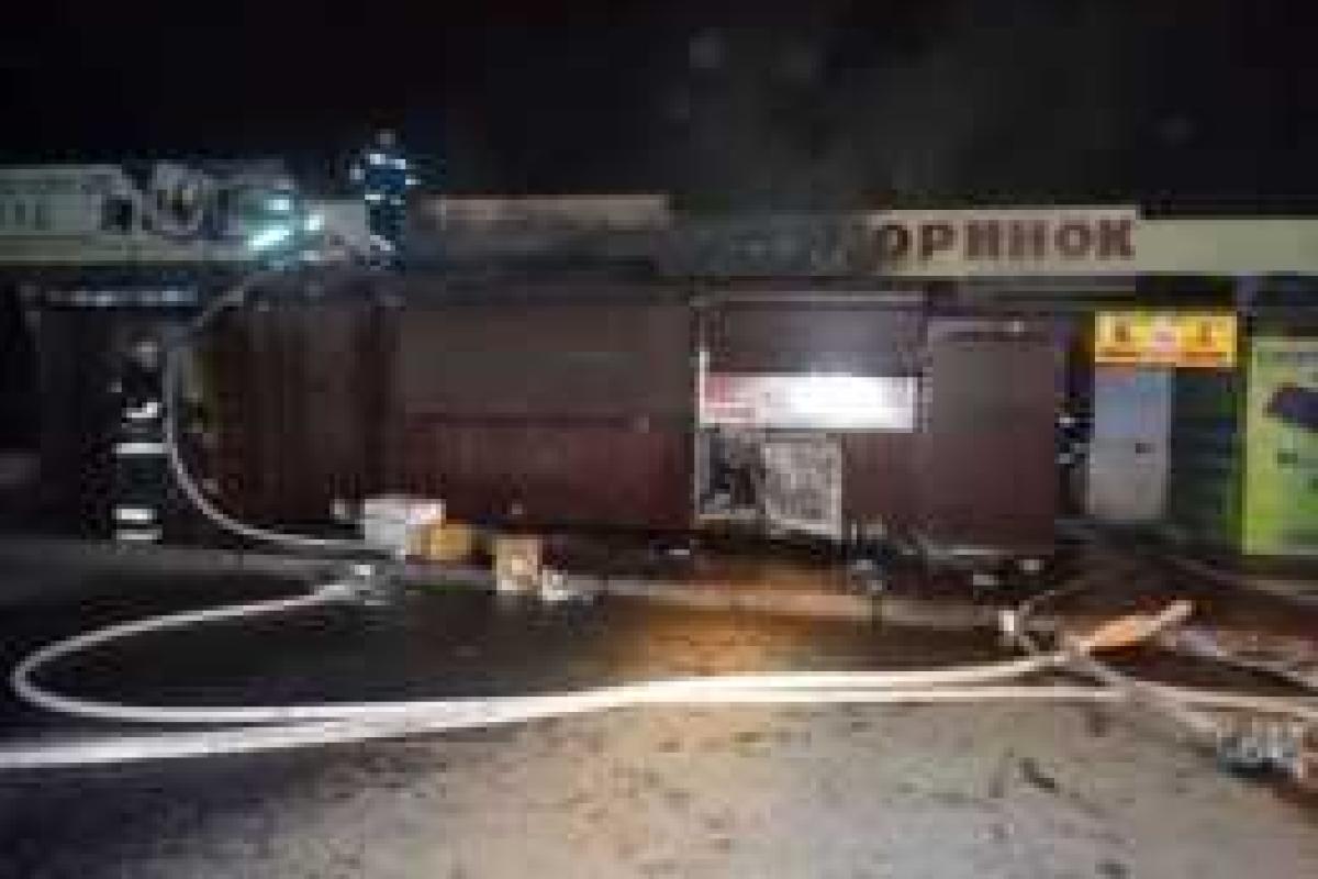 В Киеве пожар полностью уничтожил три торговых павильона: пострадавших нет  В Киеве пожар полностью уничтожил три торговых павильона: пострадавших нет