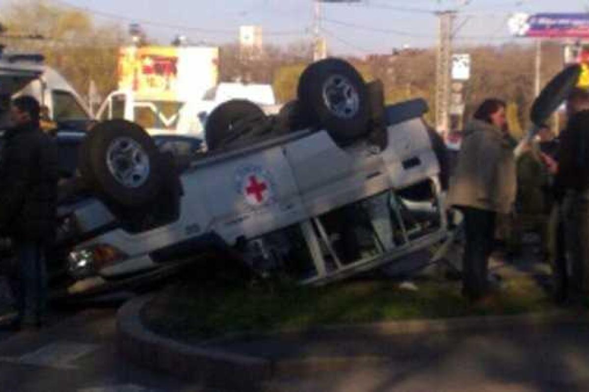 В центре Донецка в ДТП попал автомобиль Красного Креста: после столкновения джип перевернулся