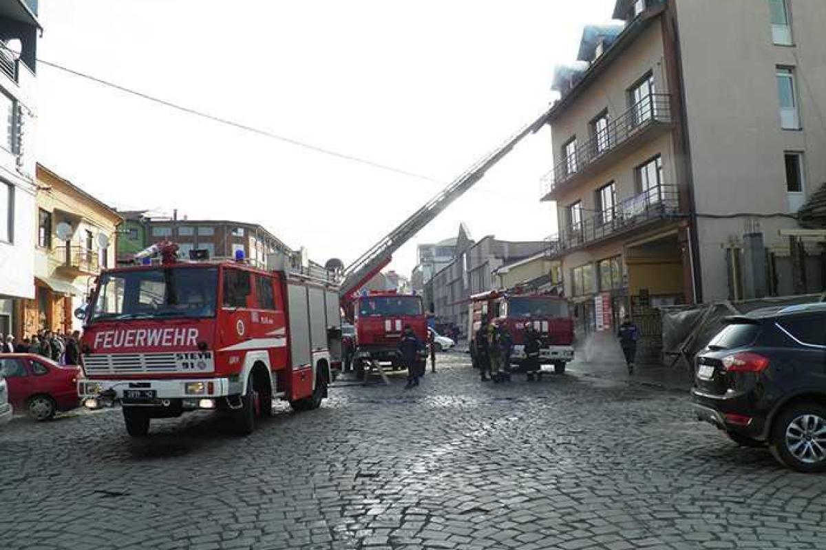 В Ужгороде спасатели четыре часа тушили пожар в жилом здании В Ужгороде спасатели четыре часа тушили пожар в жилом здании