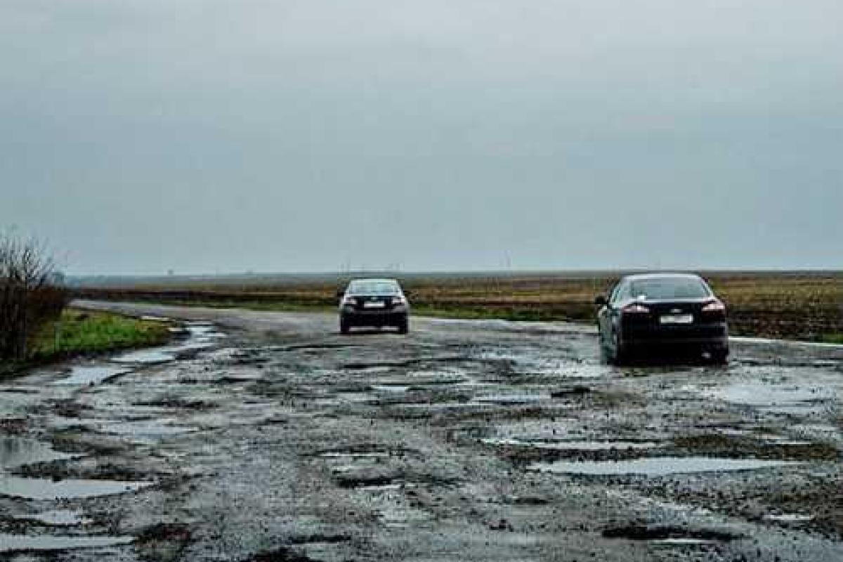 Яценюк: Кабмин планирует выделить на ремонт 1,7 тыс. км автодорог 14 млрд гривен