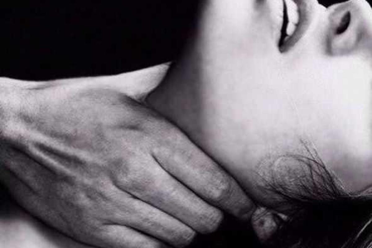 В Горловке, разгоряченный от алкоголя и секса, мужчина "случайно" задушил девушку В Горловке, разгоряченный от алкоголя и секса, мужчина "случайно" задушил девушку