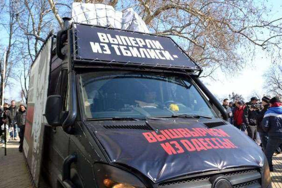 В Одессе перед зданием мэрии разгромили автобус, из которого звучала агитация за отставку Саакашвили