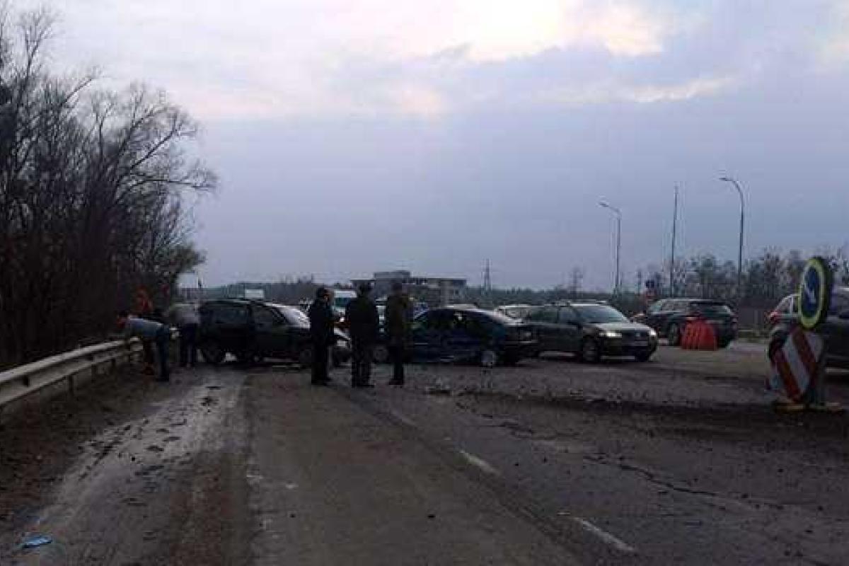 Пьяный водитель вылетел на "встречку" на трассе "Киев-Одесса": два человека ранены, три авто повреждены Пьяный водитель вылетел на "встречку" на трассе "Киев-Одесса": два человека ранены, три авто повреждены