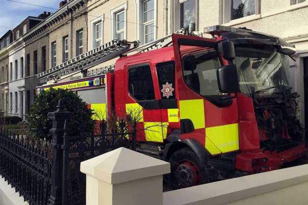 Два жителя Северной Ирландии решив развлечься, угнали пожарную машину, смяли 8 легковушек и врезались в дом