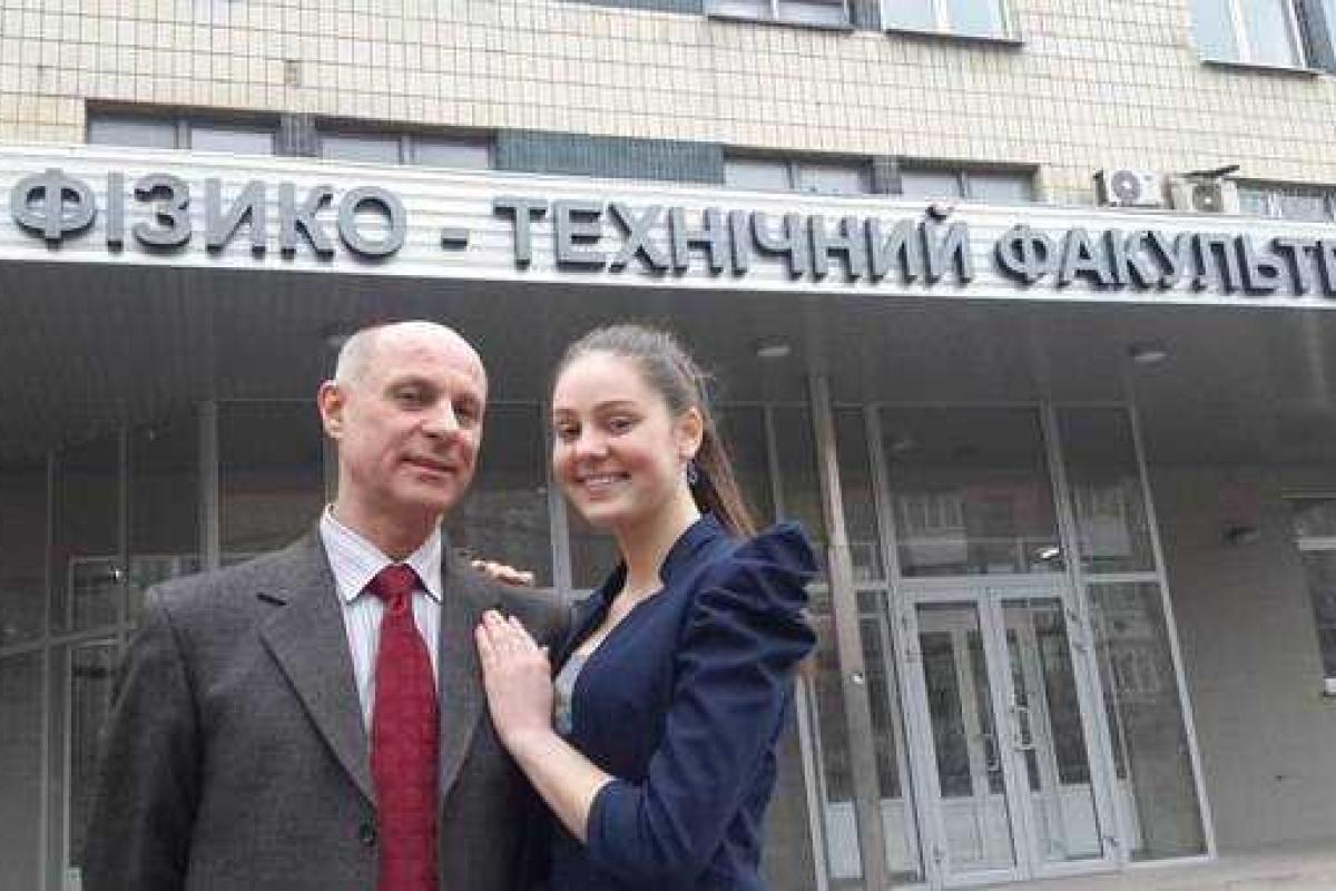Профессору из Донецка придется жениться на юной студентке из-за скандала с пикантными фото Профессору из Донецка придется жениться на юной студентке из-за скандала с пикантными фото