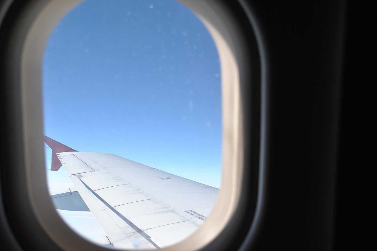 Пассажир самолета, следовавшего по маршруту "Москва - Грозный", пытался совершить самоубийство