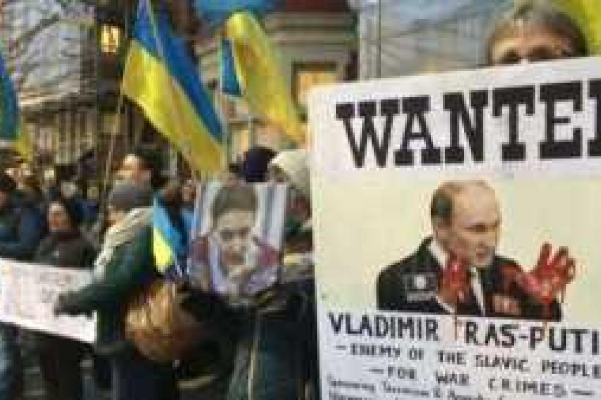 Жители Лондона и украинские активисты вышли на митинг к посольству России в поддержку Надежды Савченко