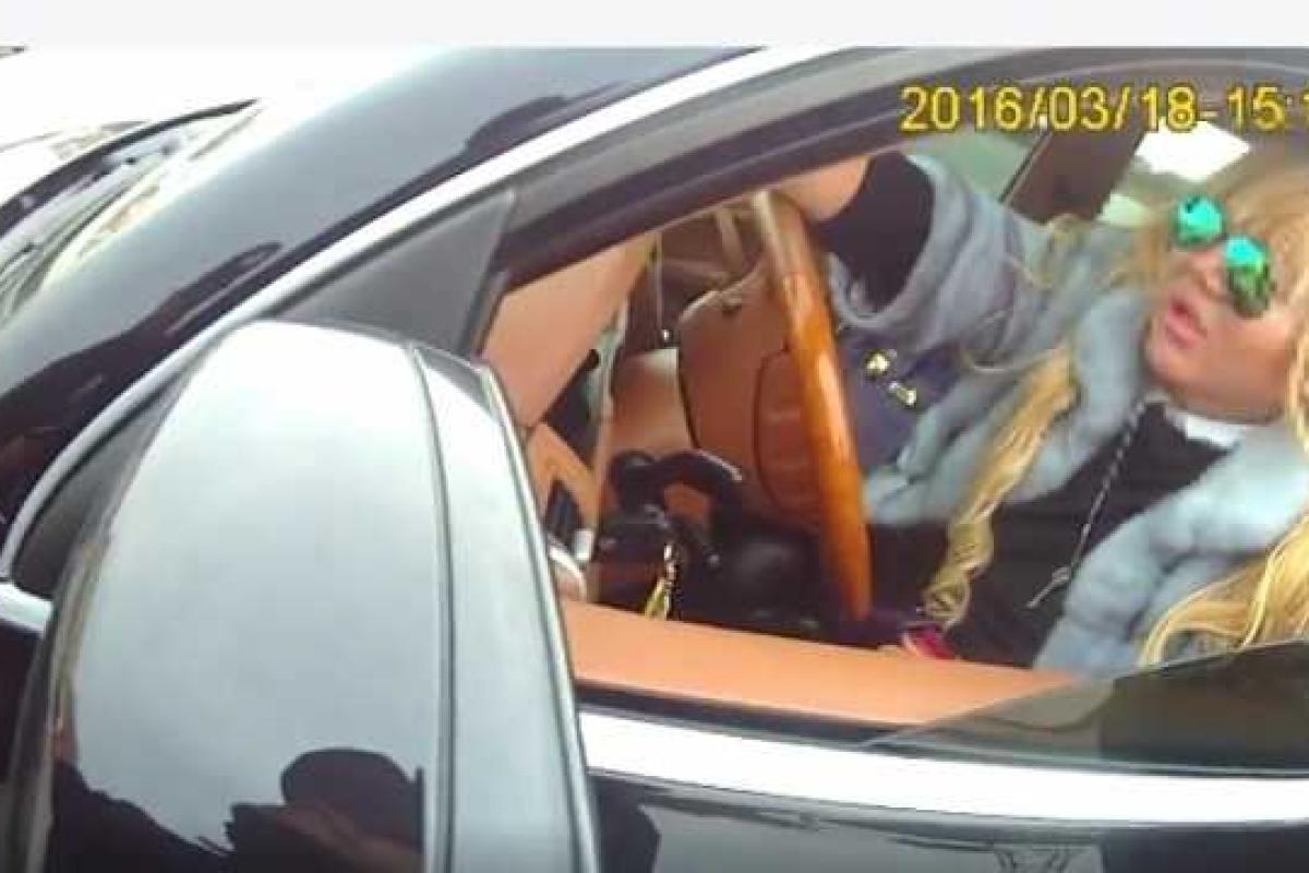 Во Львове на полицейских, остановивших авто за нарушение ПДД, посыпались угрозы и оскорбления от блондинки за рулем Во Львове на полицейских, остановивших авто за нарушение ПДД, посыпались угрозы и оскорбления от блондинки за рулем