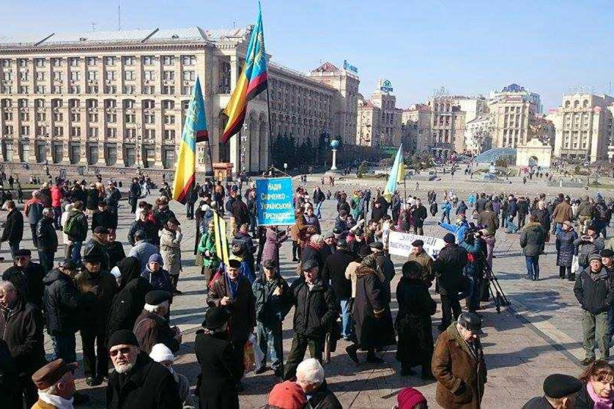 В Киеве на Майдане разгневанная толпа "повесила Путина" В Киеве на Майдане разгневанная толпа "повесила Путина"