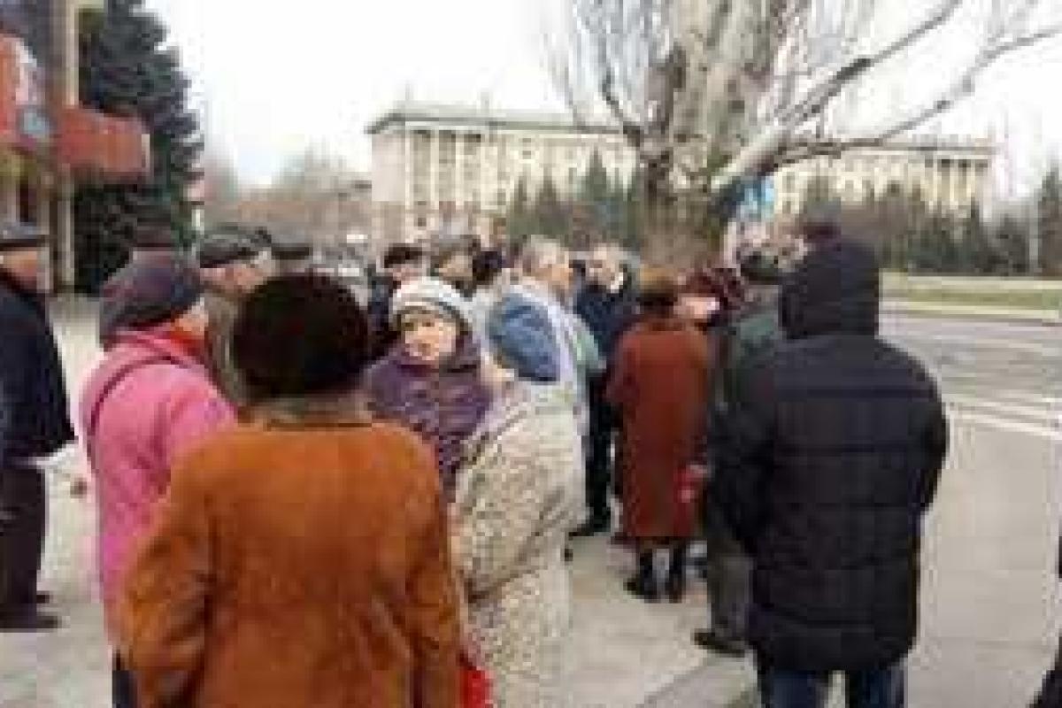 В центре Николаева молодчики в масках напали на ветеранов во время возложения цветов к памятнику ВОВ