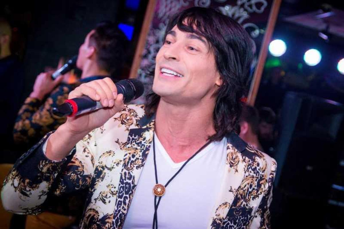 Солисту группы "На-на" сломали нос прямо на сцене во время выступления