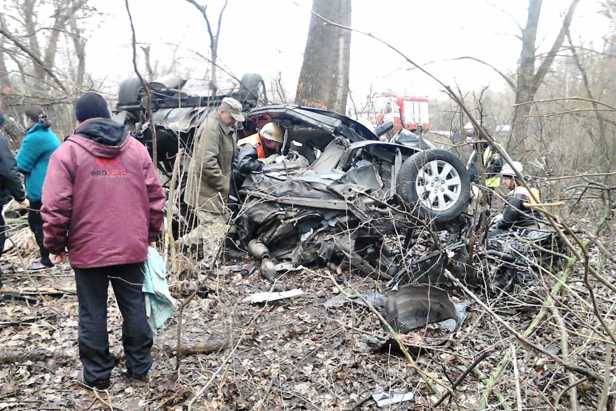 Жуткое ДТП на Киевщине: в помятом автомобиле "Toyota" обнаружили три тела погибших