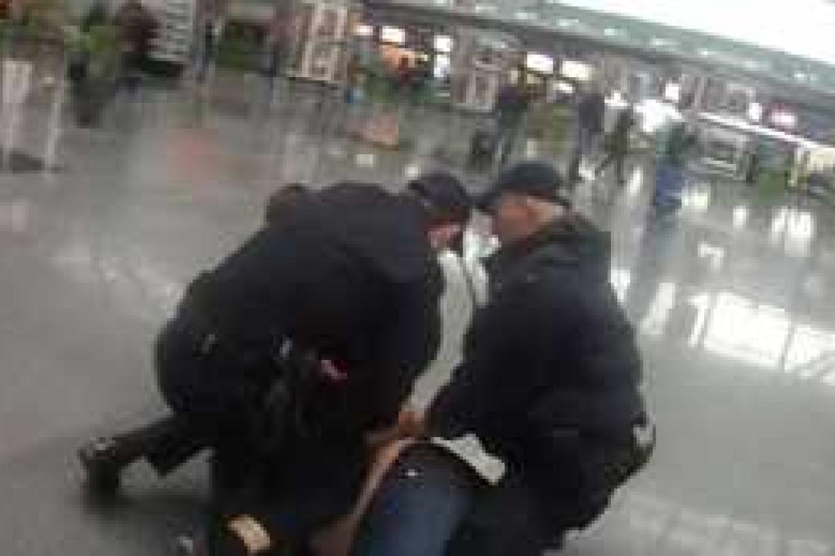 В аэропорту "Борисполь" иностранец напал с ножом на полицейских и пытался себя зарезать В аэропорту "Борисполь" иностранец напал с ножом на полицейских и пытался себя зарезать