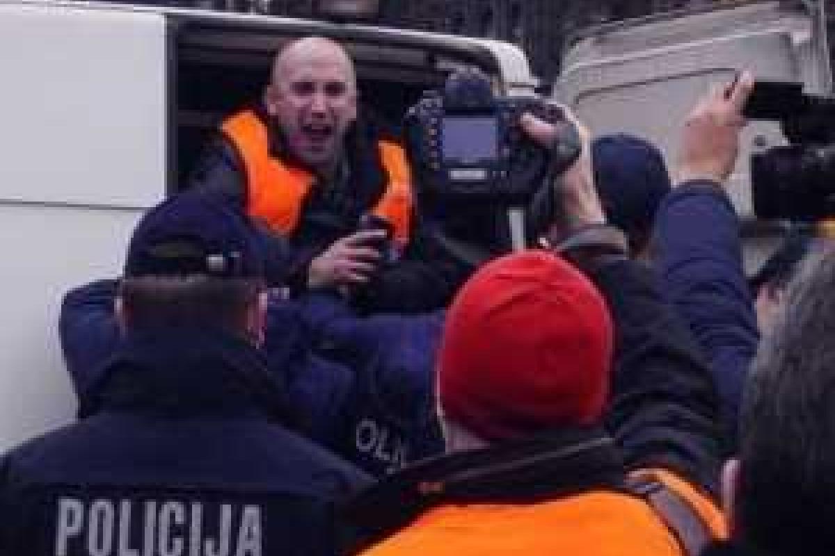 В центре Риги полиция задержала британского журналиста Гремэ Филлипса