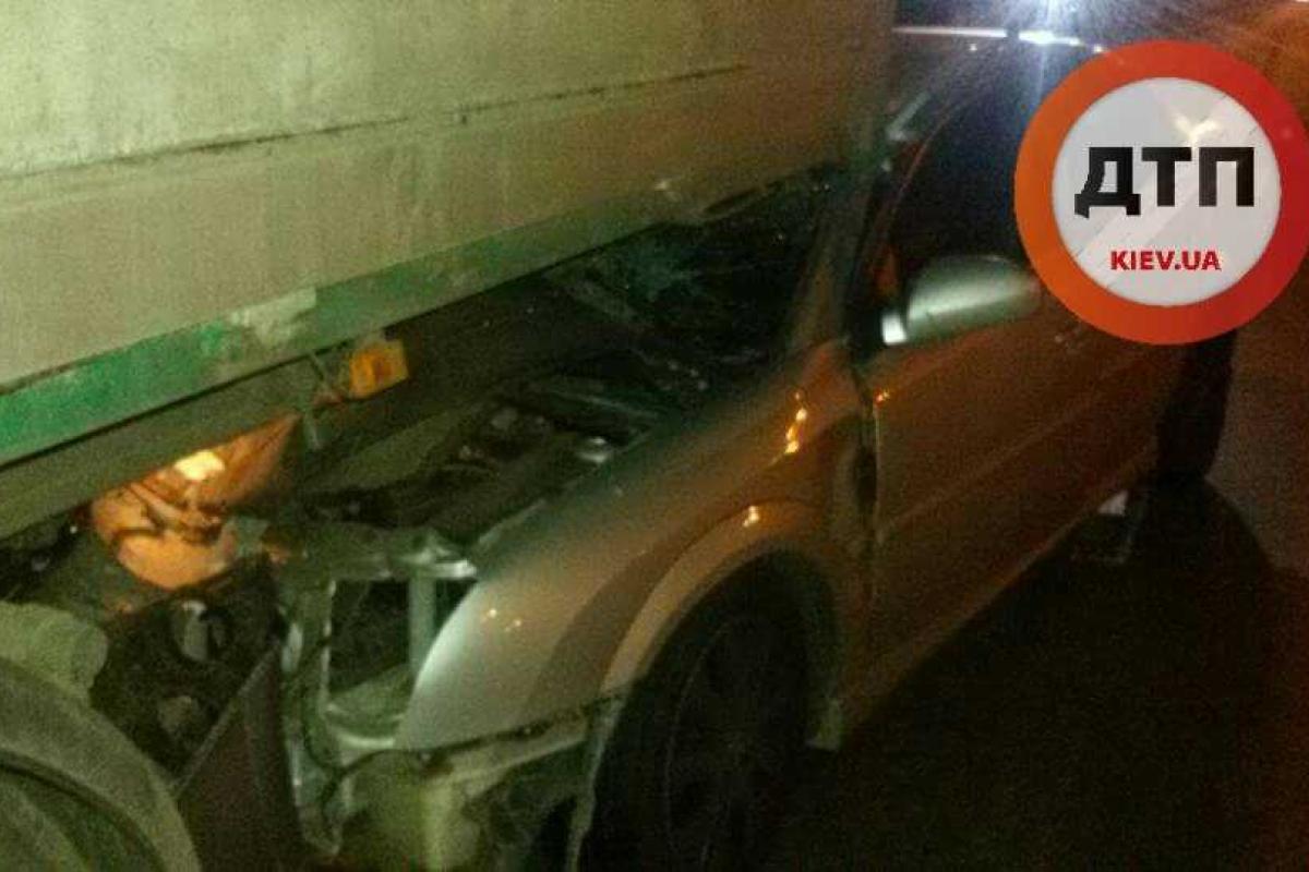 В Киеве легковушка влетела в грузовик: два человека пострадали В Киеве легковушка влетела в грузовик: два человека пострадали