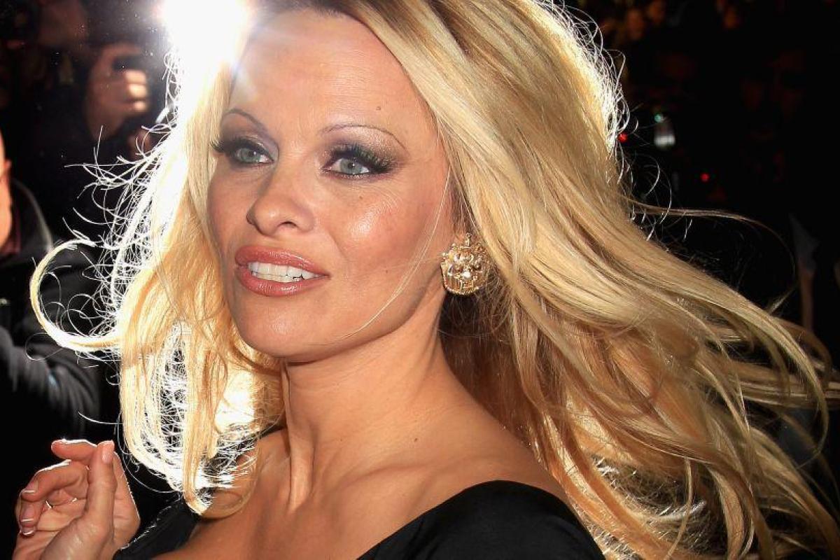 Звезда журнала "Playboy" Памела Андерсон снялась для новой коллекции купальников