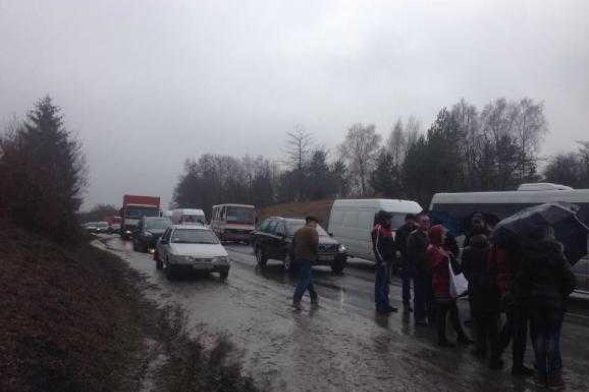 На Тернопольщине жители в знак протеста против закрытия местной больницы перекрыли международную трассу