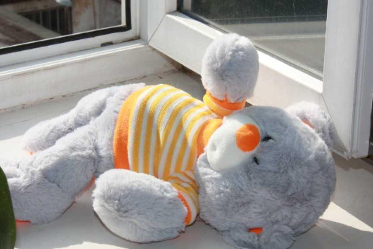На Закарпатье 4-летняя девочка выпала из окна четвертого этажа, пока отец ходил в магазин