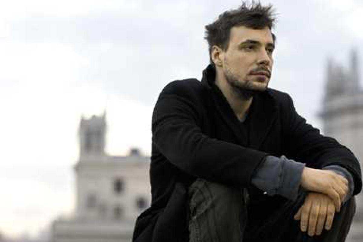 Актер Евгений Цыганов на прогулке с новорожденным сыном напал на папарацци