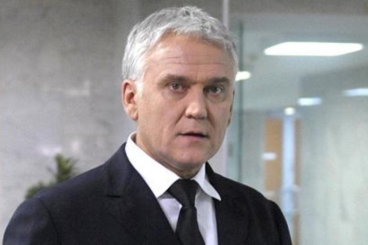 Певец Александр Маршал вышел в свет с юной возлюбленной