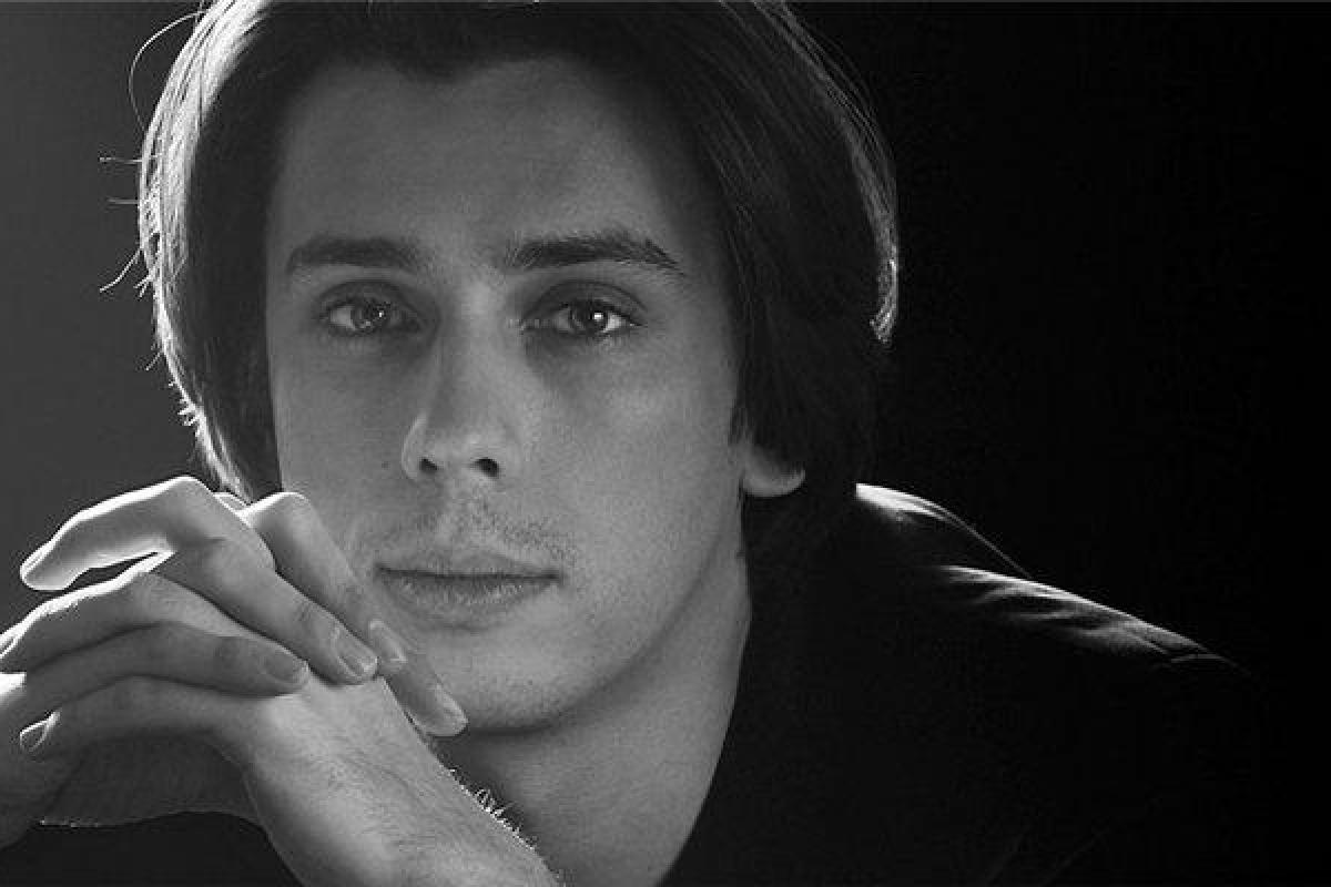 Комик Максим Галкин выступил на митинге под Москвой под коммунистическими знаменами