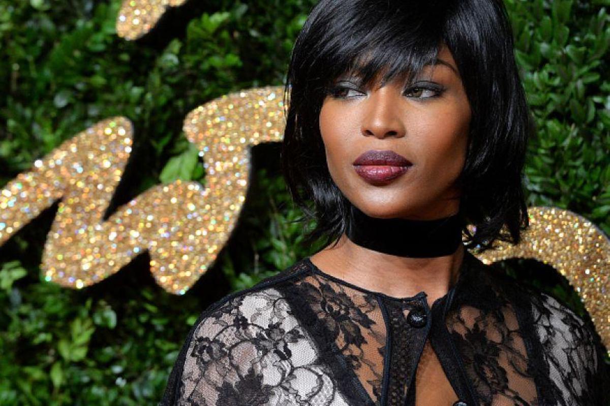 Папарацци поймали фотомодель Наоми Кэмпбелл в инвалидной коляске