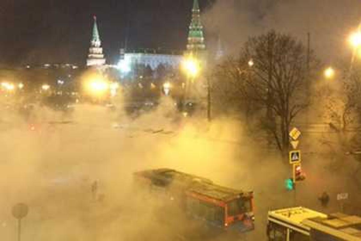 В Москве возле Кремля троллейбус провалился в яму с горячей водой, пострадавших нет