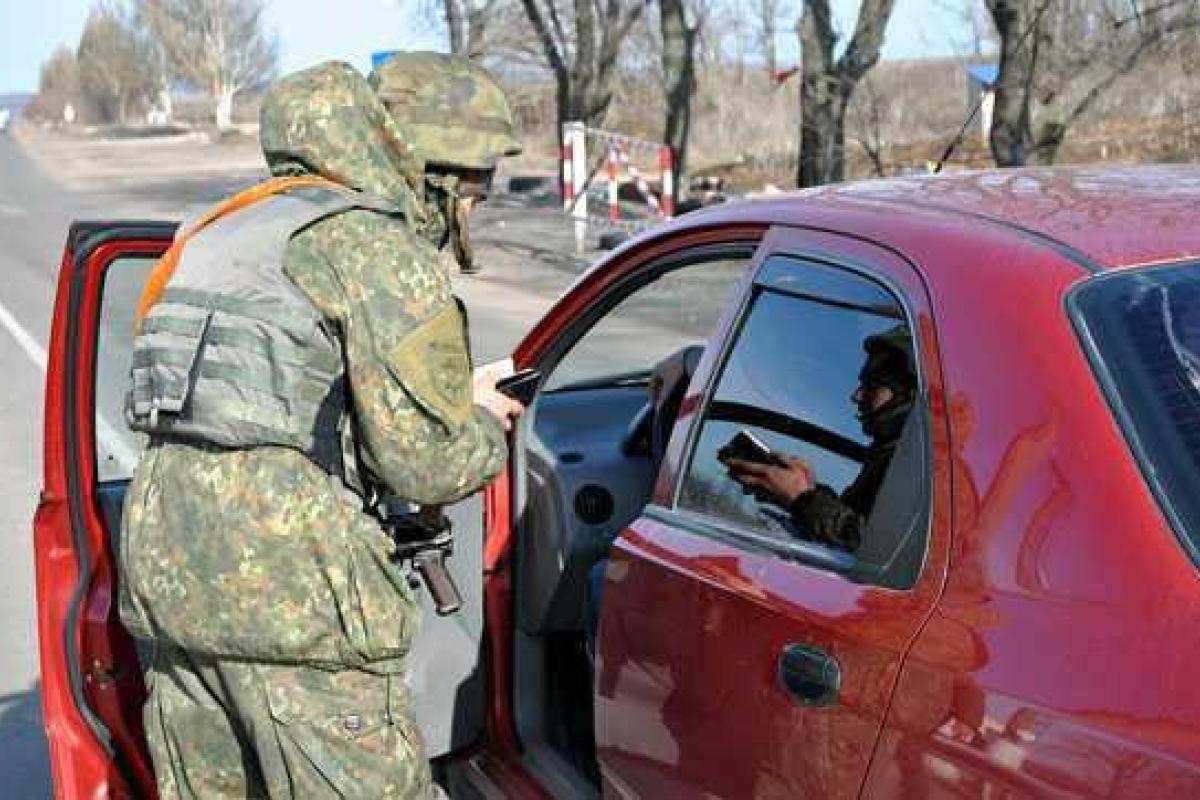 На КПВВ "Новотроицкое" сотрудники полиции задержали насильника, находящегося в розыске больше года
