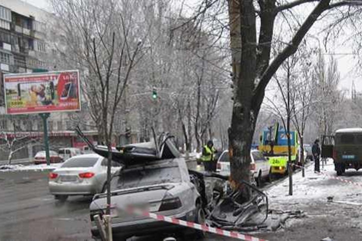 В Киеве "Мерседес" превратился в груду металла, столкнувшись с электроопорой: два человека погибли мгновенно В Киеве "Мерседес" превратился в груду металла, столкнувшись с электроопорой: два человека погибли мгновенно