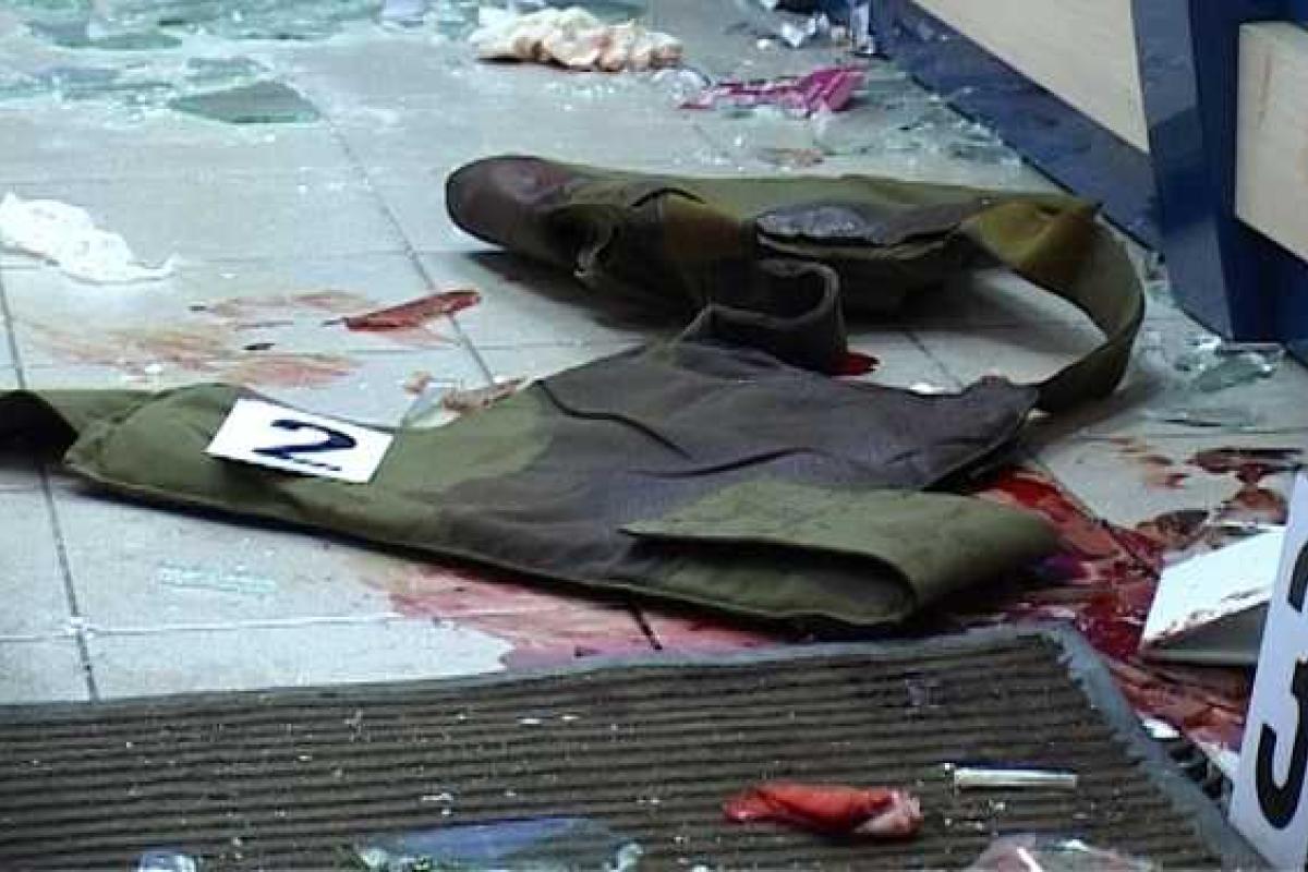 В Киеве неизвестные в масках совершили вооруженное нападение на ювелирный магазин: ранен охранник В Киеве неизвестные в масках совершили вооруженное нападение на ювелирный магазин: ранен охранник