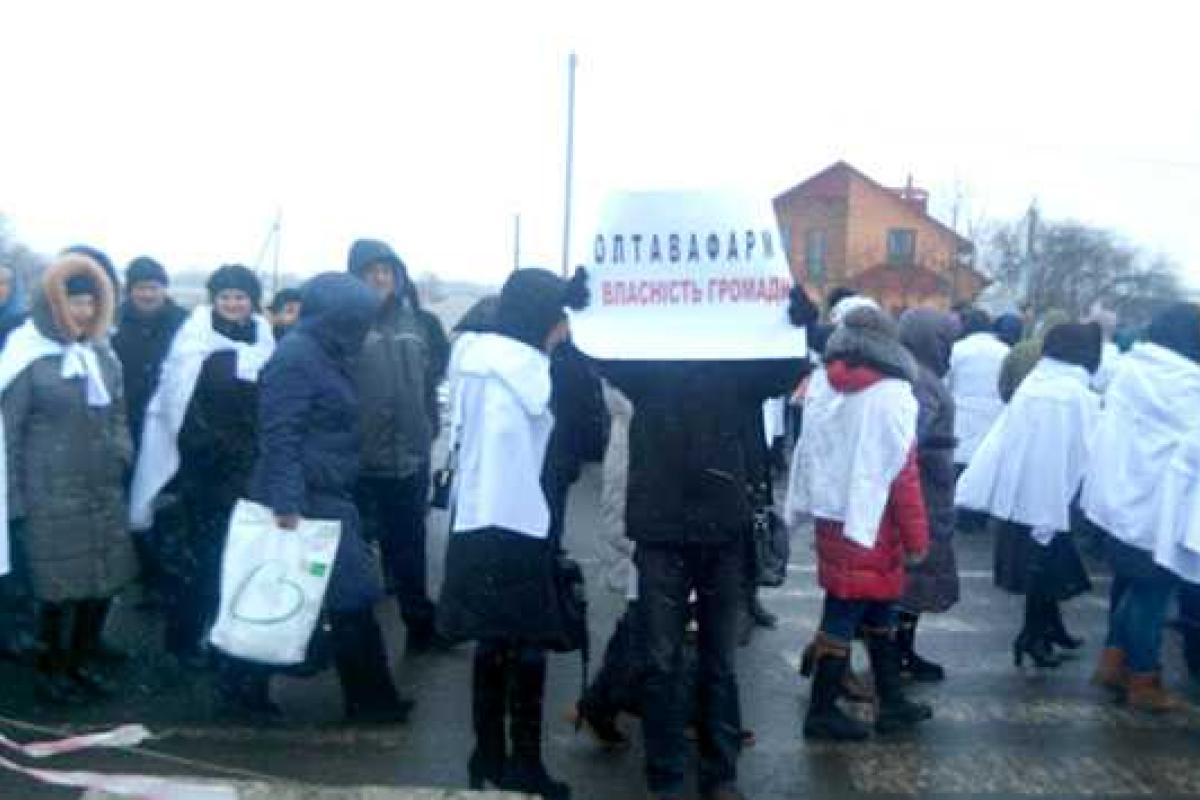 На Полтавщине рабочие одного из предприятий перекрыли трассу международного значения