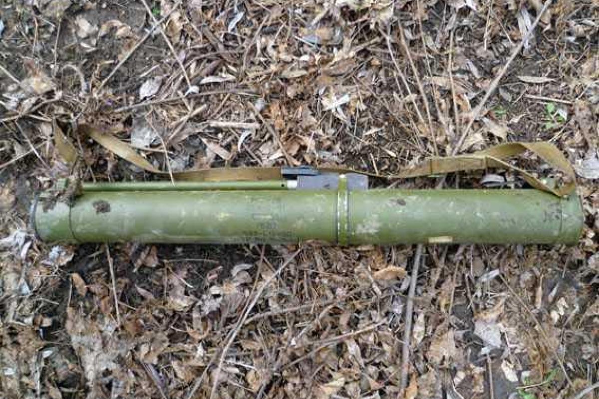 В Торецке прохожий недалеко от магазина случайно обнаружил заряженный противотанковый гранатомет