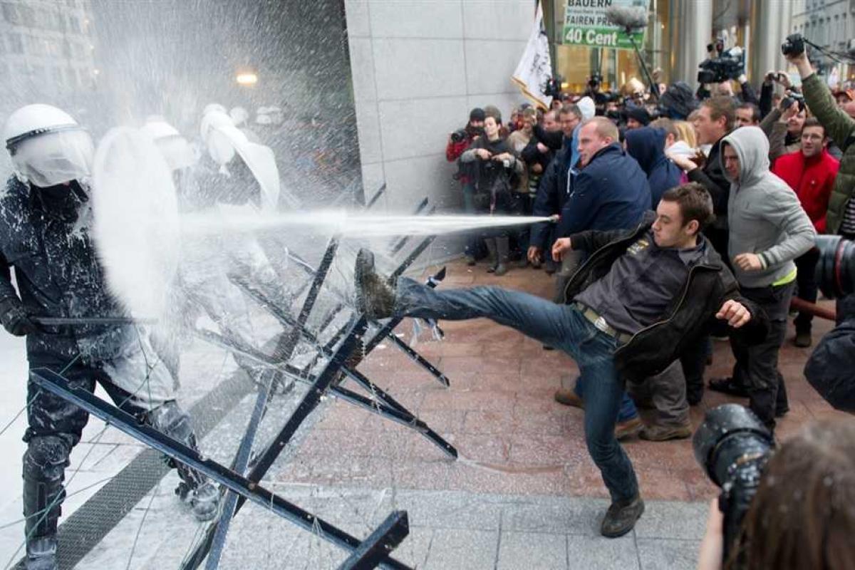 В Брюсселе фермеры проводят акцию протеста: здания и дороги залиты молоком В Брюсселе фермеры проводят акцию протеста: здания и дороги залиты молоком