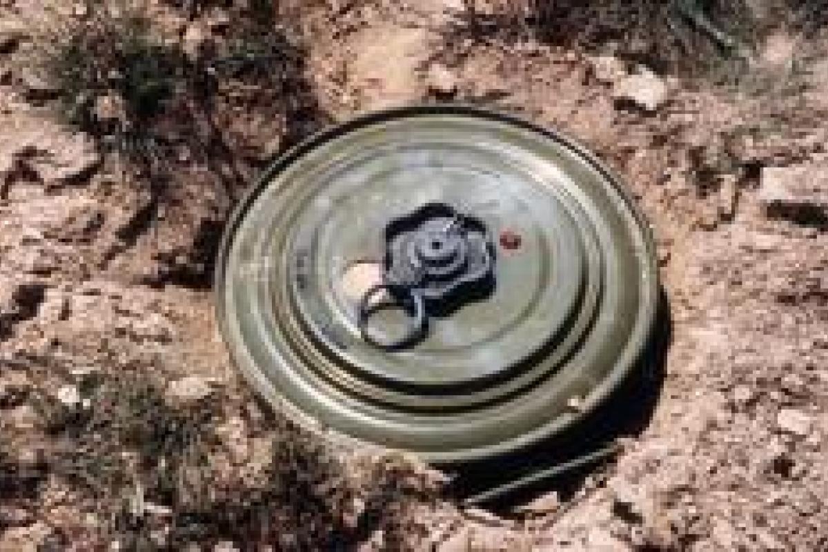 Боевик "ЛНР" подорвался на "своей же" мине возле блокпоста, получив тяжелые увечья Боевик "ЛНР" подорвался на "своей же" мине возле блокпоста, получив тяжелые увечья