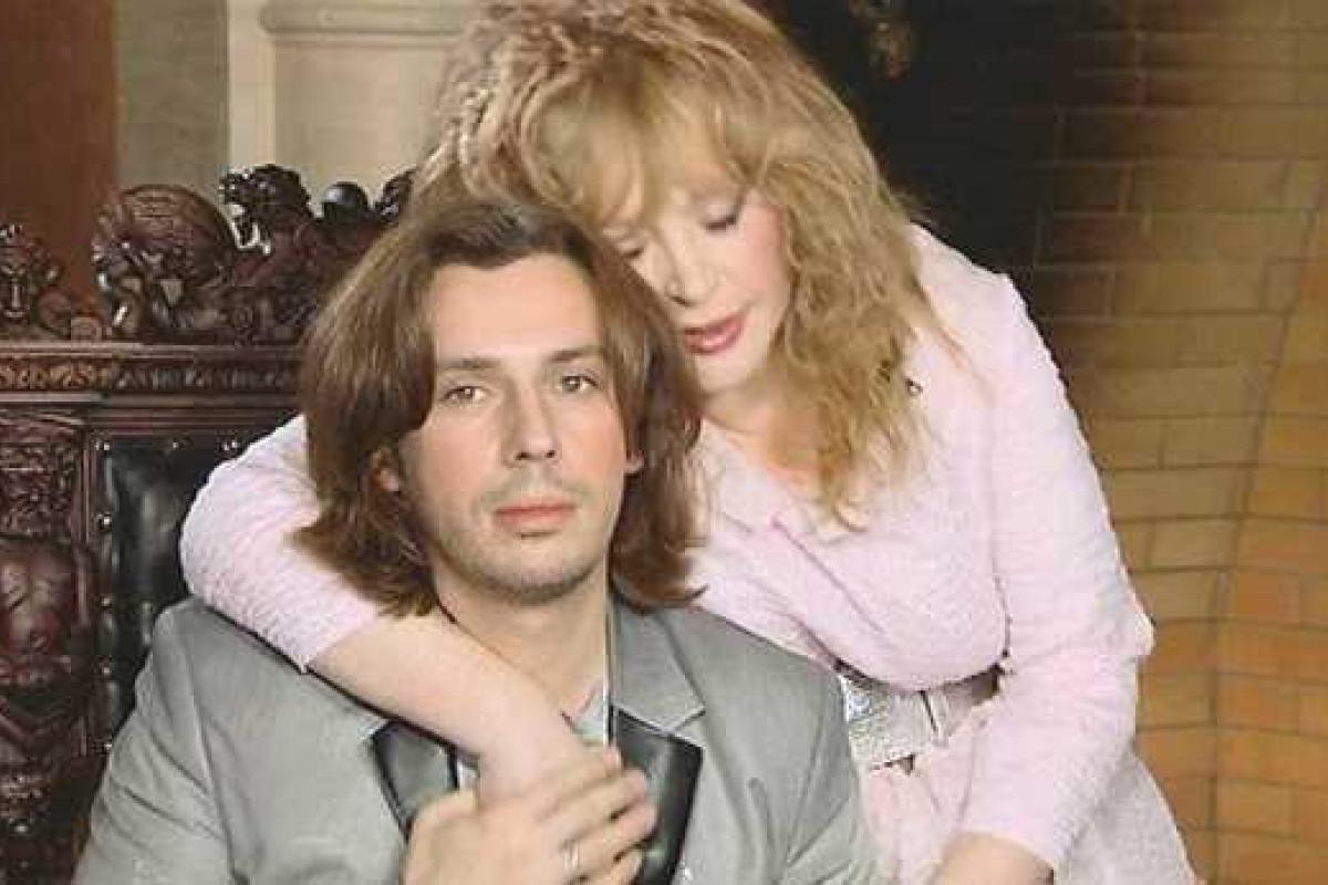 Шоумена Максима Галкина рано утром забрала "скорая": артисту грозит операция