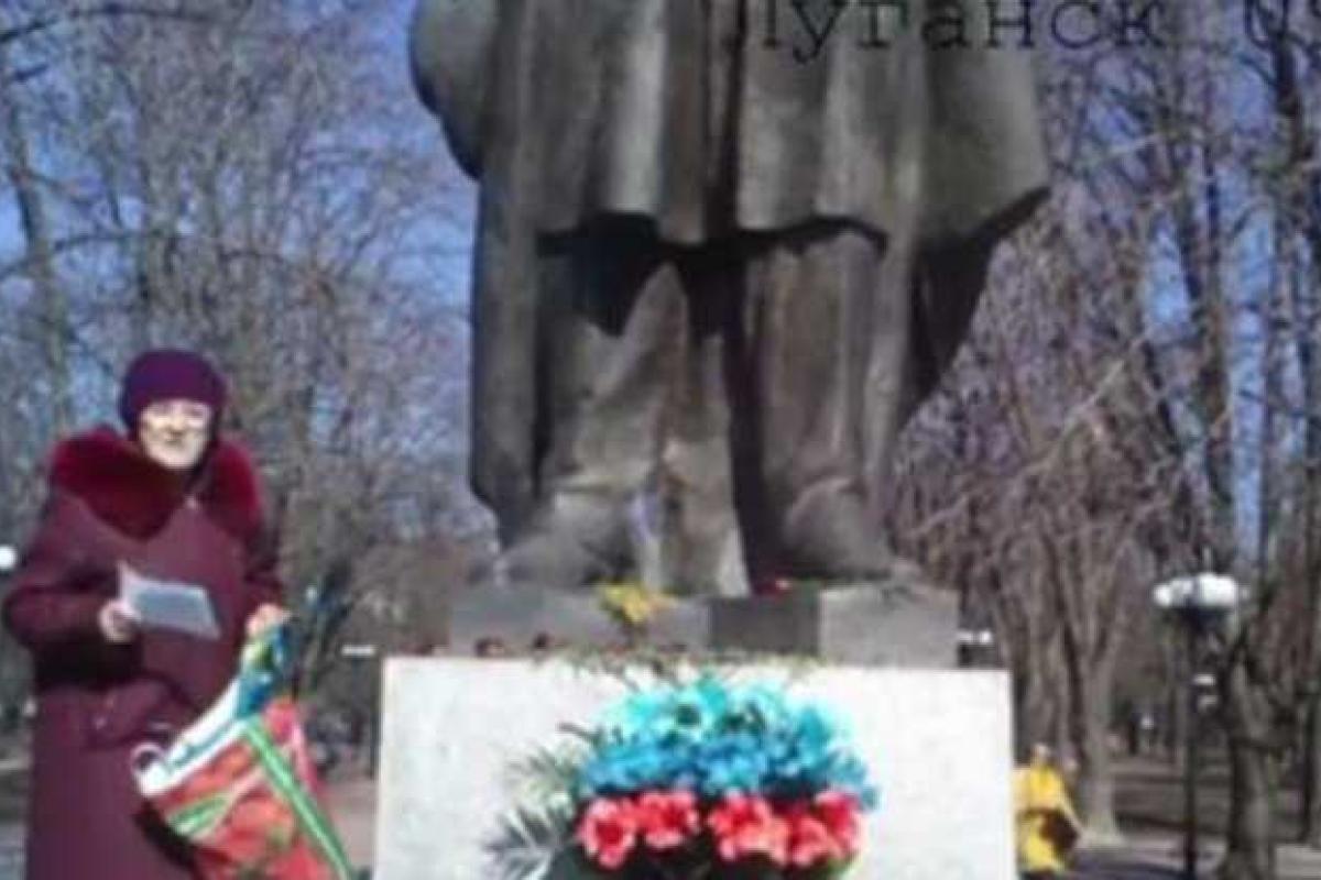 В оккупированном Луганске толпа поклонников "русского мира" накинулась на пенсионерку с флагом Украины В оккупированном Луганске толпа поклонников "русского мира" накинулась на пенсионерку с флагом Украины